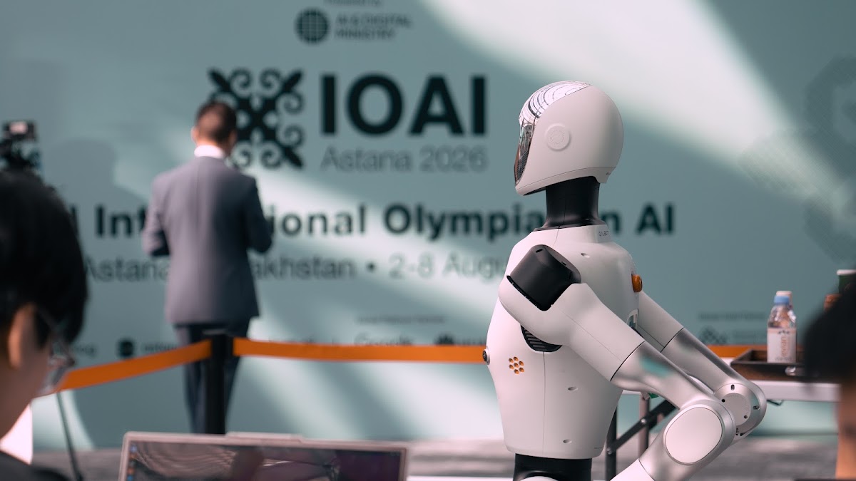 Humanoīdais robots IOAI 2026 Astanā